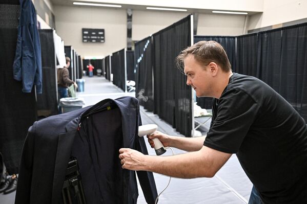 صحفي يتحضر قبل القمة المرتقبة بين الرئيس الروسي فلاديمير بوتين والرئيس الأمريكي دونالد ترامب في ألاسكا. - سبوتنيك عربي