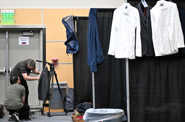 يستعد الصحفيون لتغطية المحادثات الروسية الأمريكية في صالة مركز الخطوط الجوية الرياضية. - سبوتنيك عربي