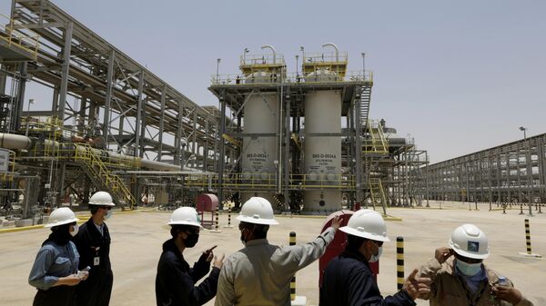 مهندسو شركة أرامكو السعودية في معمل الحوية لاستخلاص سوائل الغاز الطبيعي، بالمنطقة الشرقية في المملكة العربية السعودية - سبوتنيك عربي
