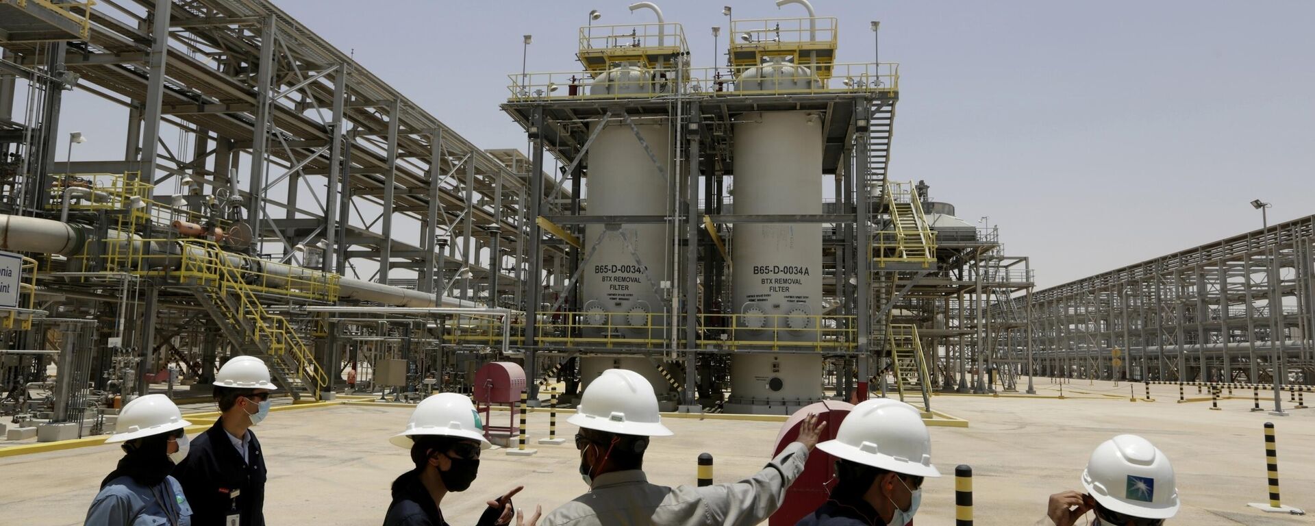 مهندسو شركة أرامكو السعودية في معمل الحوية لاستخلاص سوائل الغاز الطبيعي، بالمنطقة الشرقية في المملكة العربية السعودية - سبوتنيك عربي, 1920, 15.08.2025