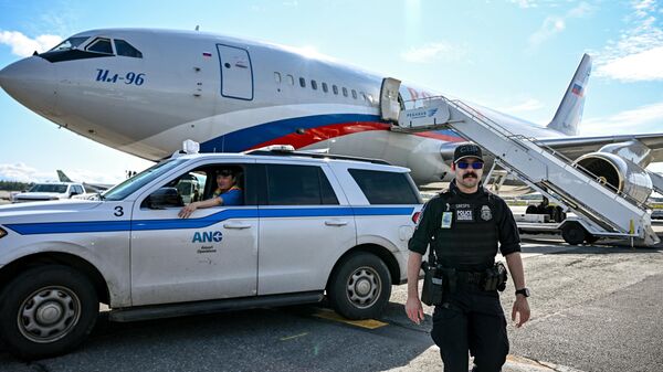 Самолет Ил-96-300 специального летного отряда Россия, прибыл в Международный аэропорт Анкоридж имени Теда Стивенса, Аляска - سبوتنيك عربي