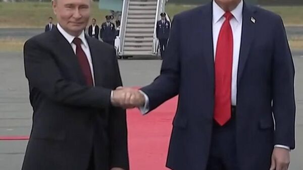  بوتين وترامب يتصافحان ويتوجهان إلى مكان انعقاد القمة في ألاسكا - سبوتنيك عربي