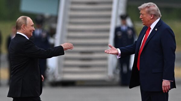 الرئيس الروسي فلاديمير بوتين، مع نظيره الأمريكي دونالد ترامب - سبوتنيك عربي