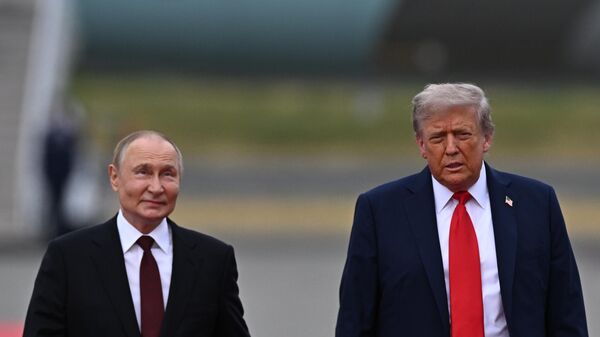 الرئيس الروسي فلاديمير بوتين، مع نظيره الأمريكي دونالد ترامب - سبوتنيك عربي