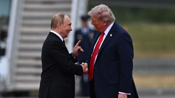 الرئيس الروسي فلاديمير بوتين، مع نظيره الأمريكي دونالد ترامب - سبوتنيك عربي