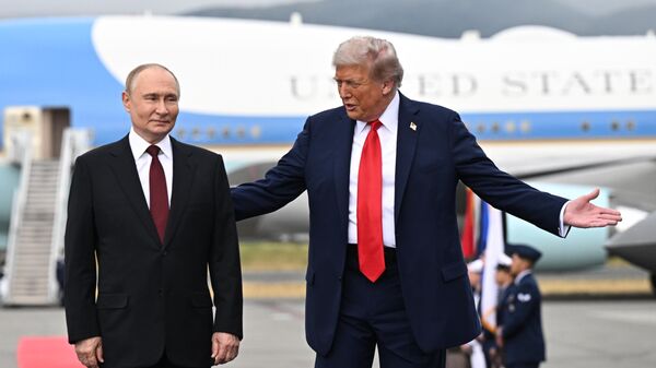  الرئيس الروسي فلاديمير بوتين، مع نظيره الأمريكي دونالد ترامب - سبوتنيك عربي