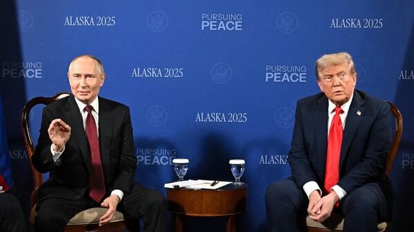 بدأ الرئيس الروسي فلاديمير بوتين ونظيره الأمريكي دونالد ترامب المحادثات في ألاسكا - سبوتنيك عربي