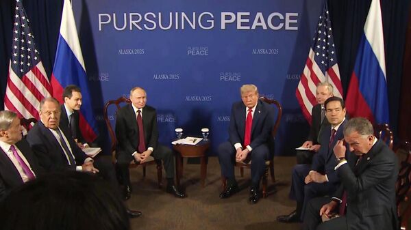 بدأ الرئيس الروسي فلاديمير بوتين ونظيره الأمريكي دونالد ترامب المحادثات في ألاسكا - سبوتنيك عربي