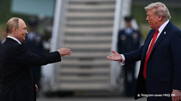 لحظة التقاء الرئيس الروسي فلاديمير بوتين، بنظيره الأمريكي دونالد ترامب في ألاسكا. - سبوتنيك عربي