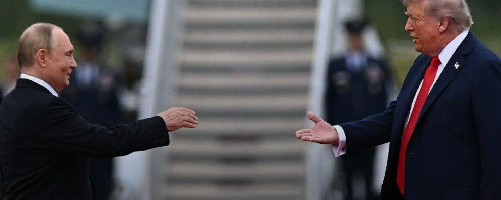 لحظة التقاء الرئيس الروسي فلاديمير بوتين، بنظيره الأمريكي دونالد ترامب في ألاسكا. - سبوتنيك عربي, 1920, 16.08.2025