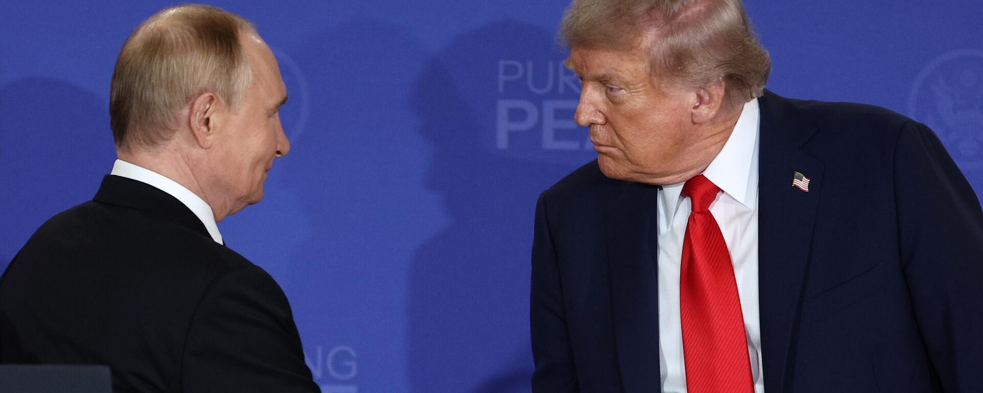 الرئيس الروسي فلاديمير بوتين ونظيره الأمريكي دونالد ترامب - سبوتنيك عربي, 1920, 17.10.2025