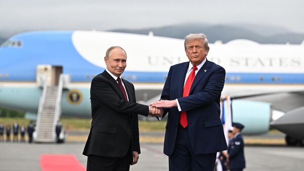الرئيس الأمريكي دونالد ترامب يستقبل الرئيس الروسي فلاديمير بوتين ،في ألاسكا - سبوتنيك عربي