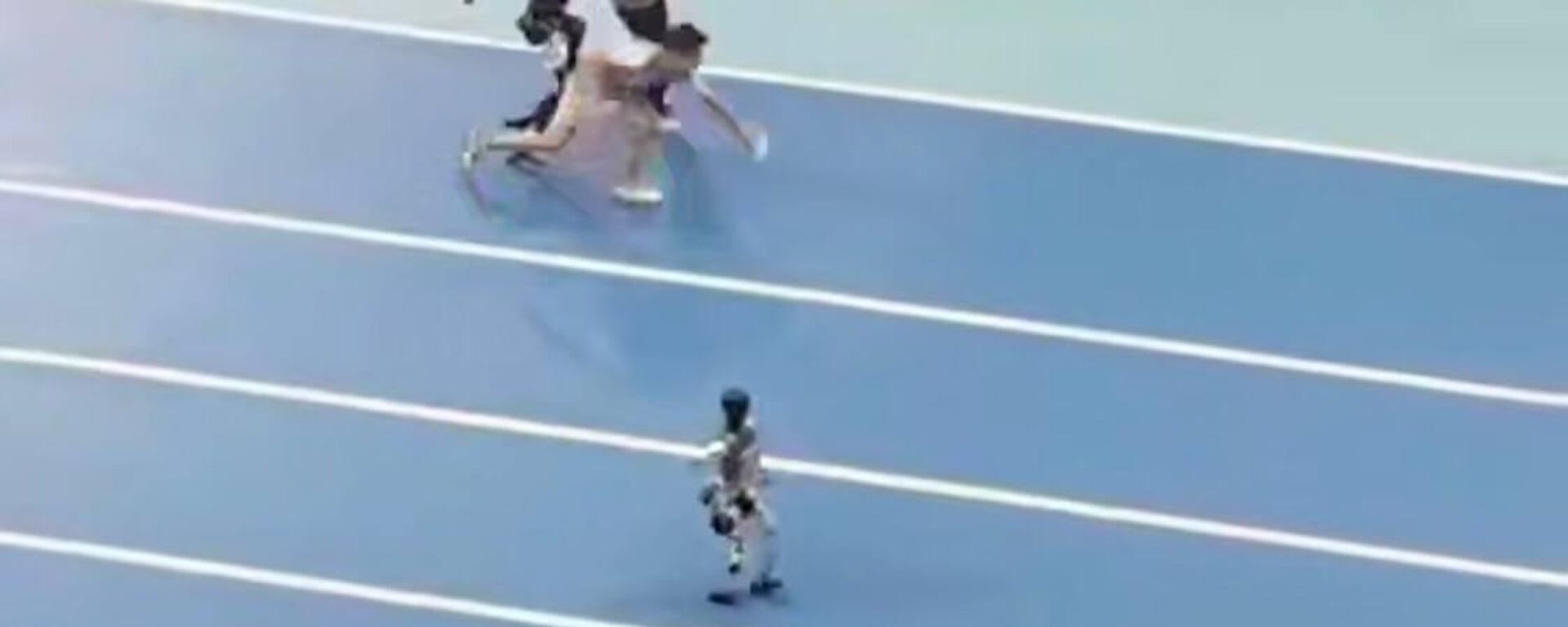 خلال سباق مثير.. روبوت يطيح بمشغل منافسه في بكين.. فيديو - سبوتنيك عربي, 1920, 16.08.2025