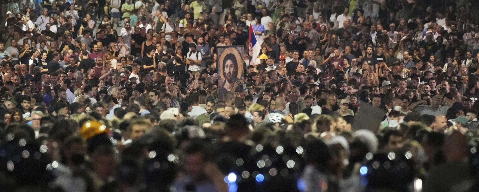 احتجاج مناهض للحكومة في صربيا بالقرب من مكتب الحزب التقدمي الصربي في بلغراد، صربيا، الجمعة 15 أغسطس/آب 2025 - سبوتنيك عربي, 1920, 25.08.2025