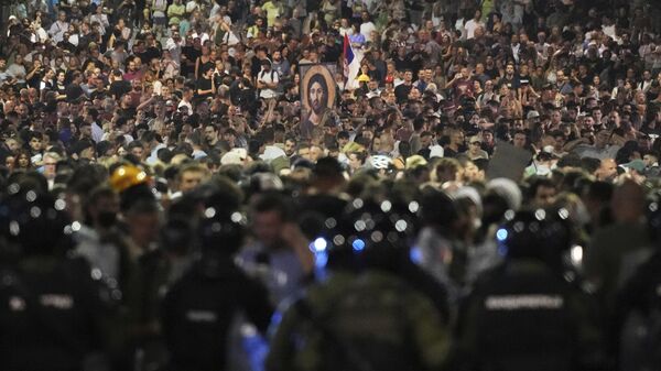 احتجاج مناهض للحكومة في صربيا بالقرب من مكتب الحزب التقدمي الصربي في بلغراد، صربيا، الجمعة 15 أغسطس/آب 2025 - سبوتنيك عربي