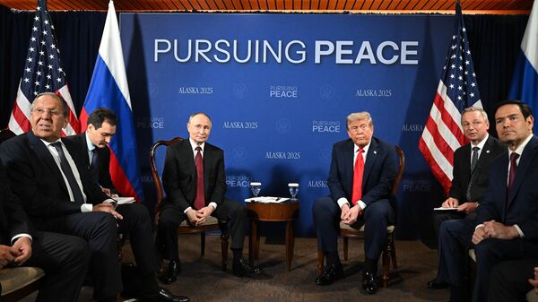 الرئيس الروسي فلاديمير بوتن والرئيس الأمريكي دونالد ترامب خلال محادثات ضيقة النطاق في ألاسكا. - سبوتنيك عربي