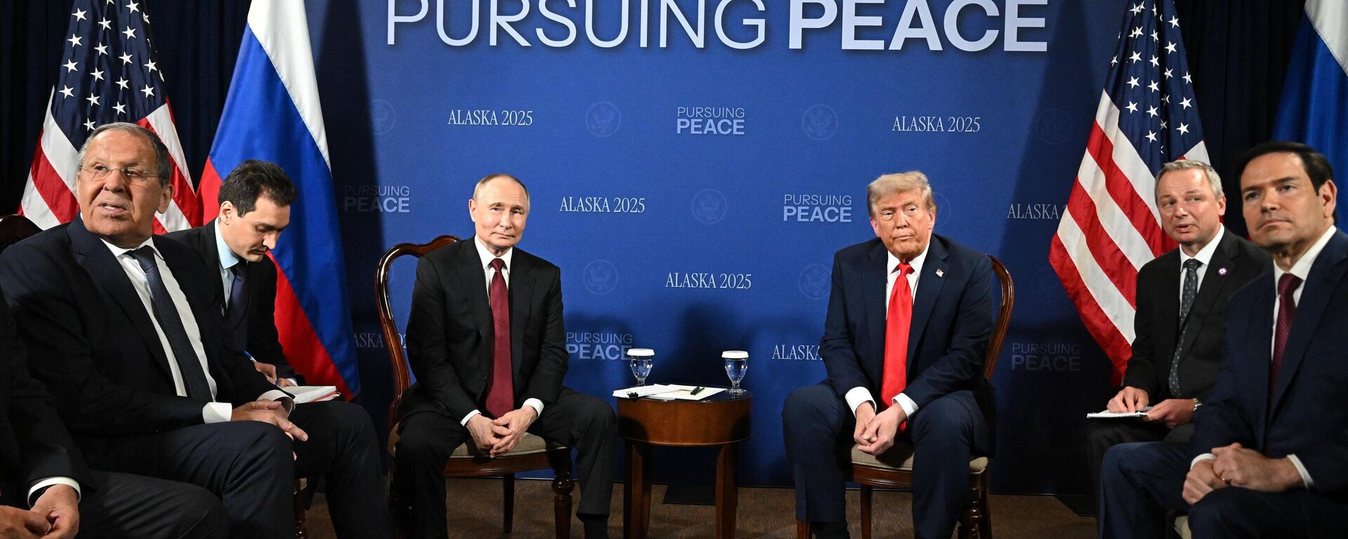 الرئيس الروسي فلاديمير بوتن والرئيس الأمريكي دونالد ترامب خلال محادثات ضيقة النطاق في ألاسكا. - سبوتنيك عربي, 1920, 26.08.2025