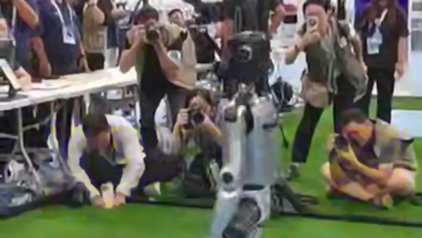 روبوتات بشرية تؤدي حركات بهلوانية خلال أولمبياد الروبوت في الصين - سبوتنيك عربي