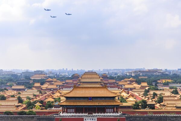 طائرات تحلق فوق متحف "القصر" خلال "بروفة" عرض عسكري في بكين، الصين - سبوتنيك عربي