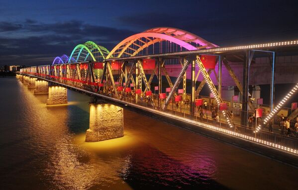 جسر "بينتشو" المزين بالأعلام الوطنية الصينية في هاربين، مقاطعة هيلونغجيانغ الصينية - سبوتنيك عربي