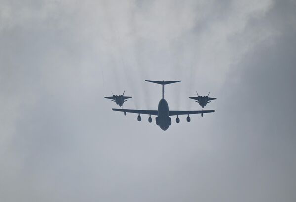 طائرة عسكرية صينية تحلّق في السماء برفقة مقاتلات، خلال "بروفة" عرض عسكري في بكين، الصين - سبوتنيك عربي