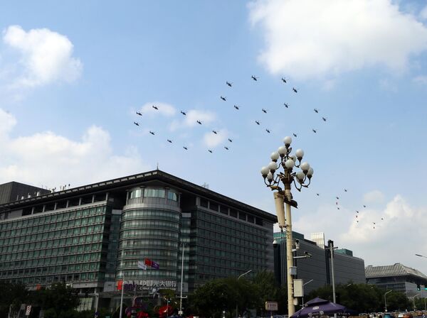 طائرات مروحية تحلق في السماء خلال "بروفة" عرض عسكري في بكين، الصين - سبوتنيك عربي