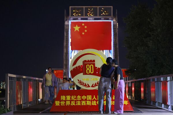 لوحة فنية مميزة على جسر "بينتشو"، تحيي الذكرى الـ80 لانتصار حرب المقاومة الشعبية الصينية ضد العدوان الياباني - سبوتنيك عربي