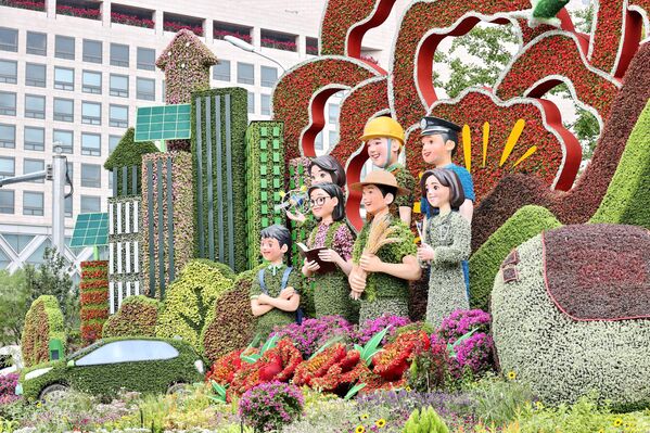 زهور ونصب تذكارية في أحد شوارع الصين - سبوتنيك عربي