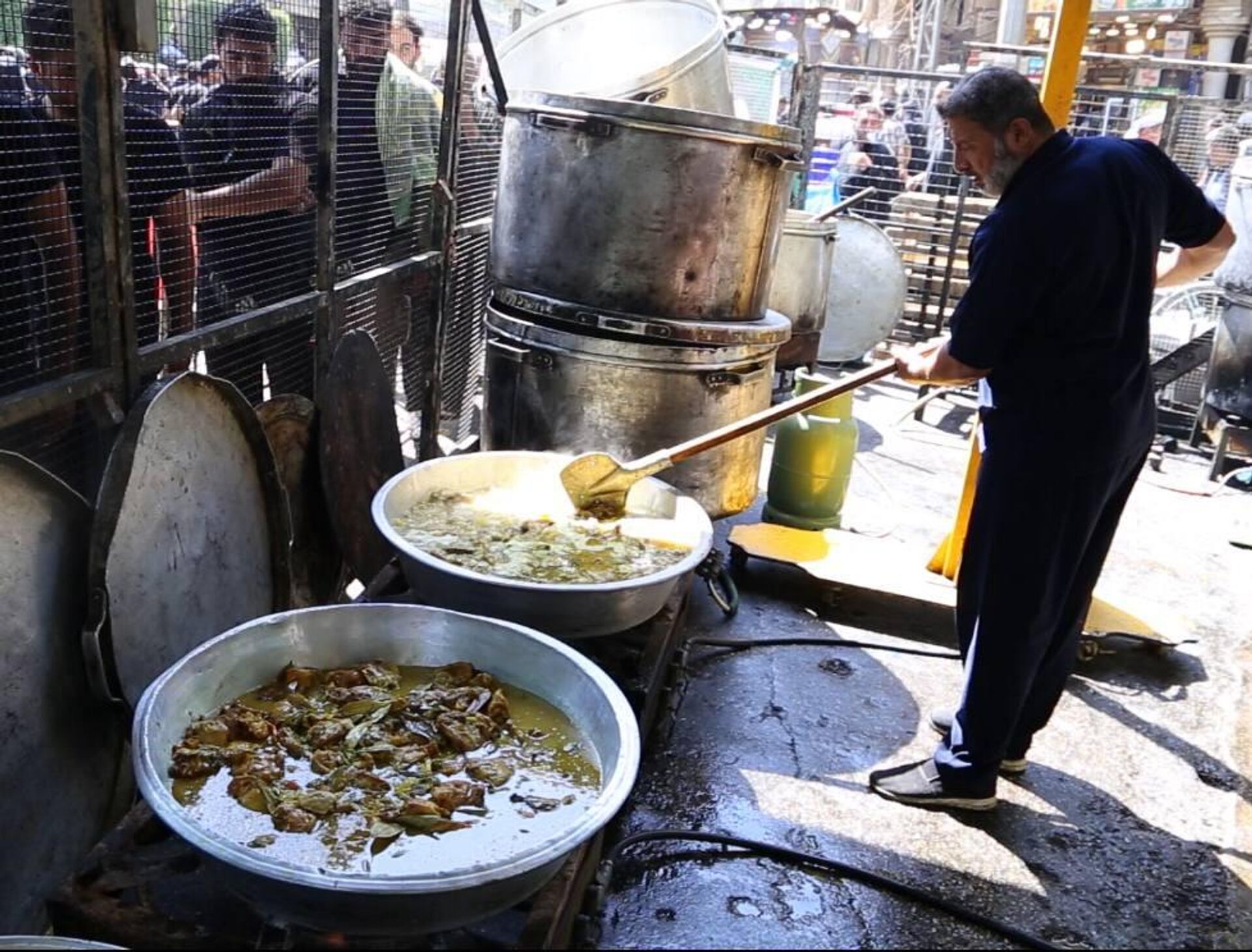 من قلب الكرخ إلى أحياء بغداد الفقيرة.. مطبخ الرحمة يطعم الجائعين بلا شروط - سبوتنيك عربي, 1920, 18.08.2025
