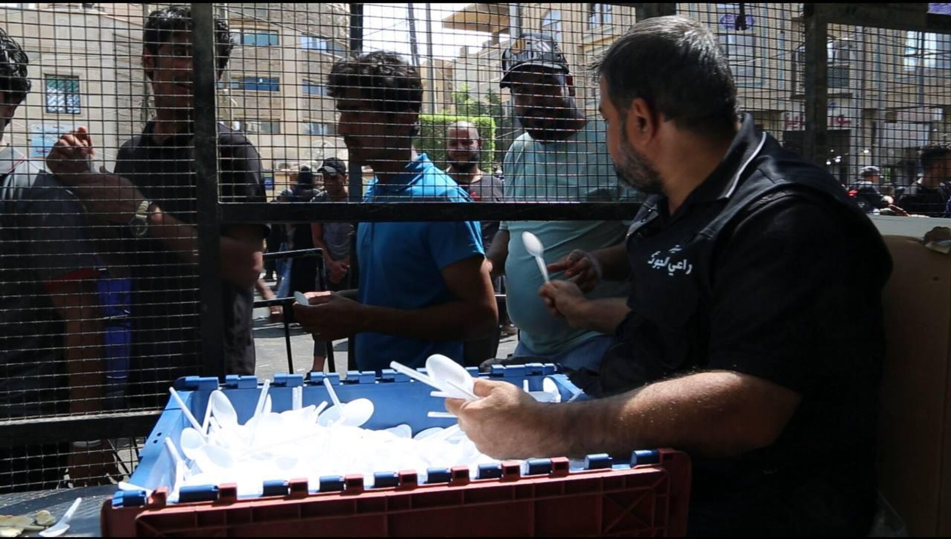 من قلب الكرخ إلى أحياء بغداد الفقيرة.. مطبخ الرحمة يطعم الجائعين بلا شروط - سبوتنيك عربي, 1920, 18.08.2025