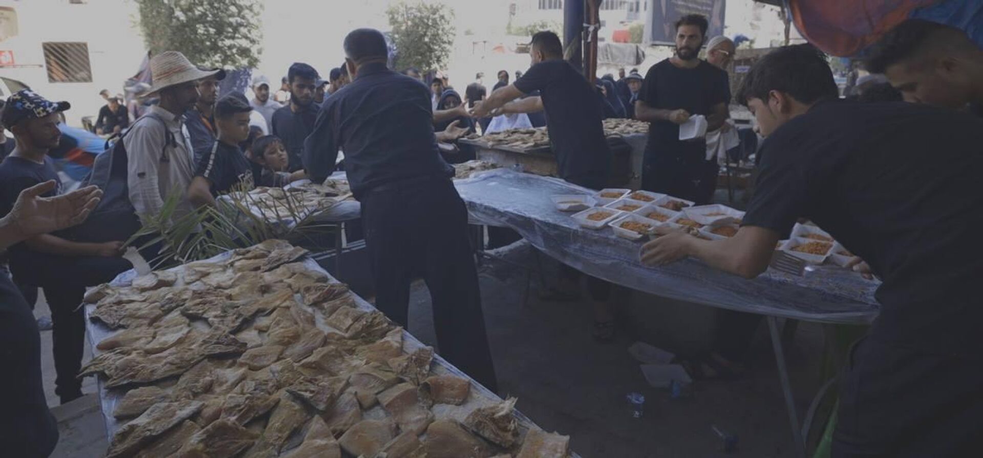 من قلب الكرخ إلى أحياء بغداد الفقيرة.. مطبخ الرحمة يطعم الجائعين بلا شروط - سبوتنيك عربي, 1920, 18.08.2025