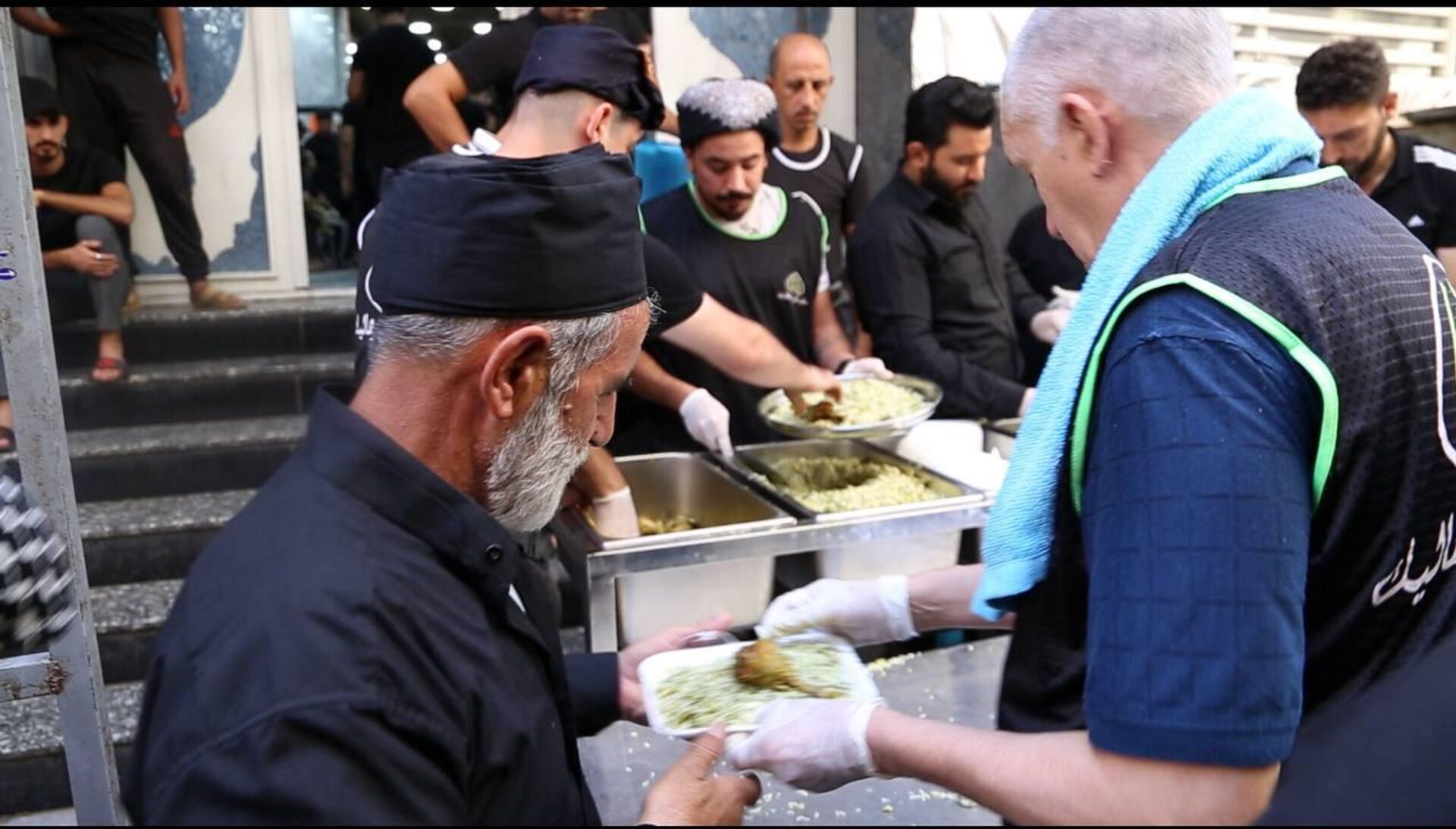 من قلب الكرخ إلى أحياء بغداد الفقيرة.. مطبخ الرحمة يطعم الجائعين بلا شروط - سبوتنيك عربي, 1920, 18.08.2025