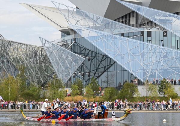 الجمهور يراقب &quot;قوارب التنين&quot; الصينية في بحيرة &quot;نيجني كابان&quot; في مدينة قازان الروسية  - سبوتنيك عربي