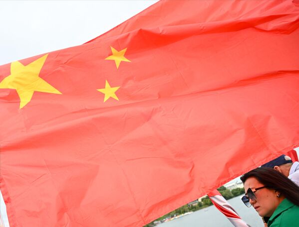 العلم الصيني على أحد &quot;قوارب التنين&quot; الصينية، في بحيرة &quot;نيجني كابان&quot; في مدينة قازان الروسية - سبوتنيك عربي