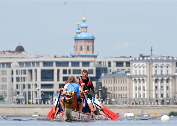 متسابقون على &quot;قوارب التنين&quot; الصينية في بحيرة &quot;نيجني كابان&quot; في قازان  - سبوتنيك عربي