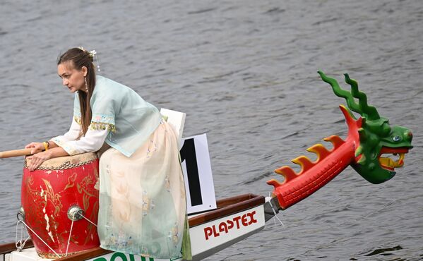 فتاة تؤدي عرضا خلال مسابقة &quot;قوارب التنين&quot; الصينية، في بحيرة &quot;نيجني كابان&quot; بمدينة قازان الروسية - سبوتنيك عربي