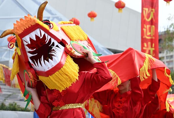 فتيات يرتدين زي التنين الصيني في بحيرة &quot;نيجني كابان&quot; في مدينة قازان الروسية  - سبوتنيك عربي