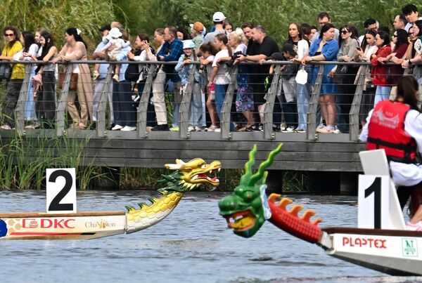 افتتاح مسابقة &quot;قوارب التنين&quot; الصينية في بحيرة &quot;نيجني كابان&quot; في قازان، وسط حضور جماهيري كبير - سبوتنيك عربي