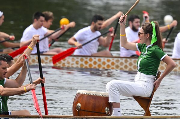 متسابقون يتنافسون ضمن مسابقة &quot;قوارب التنين&quot; الصينية، في بحيرة &quot;نيجني كابان&quot; في مدينة قازان الروسية   - سبوتنيك عربي