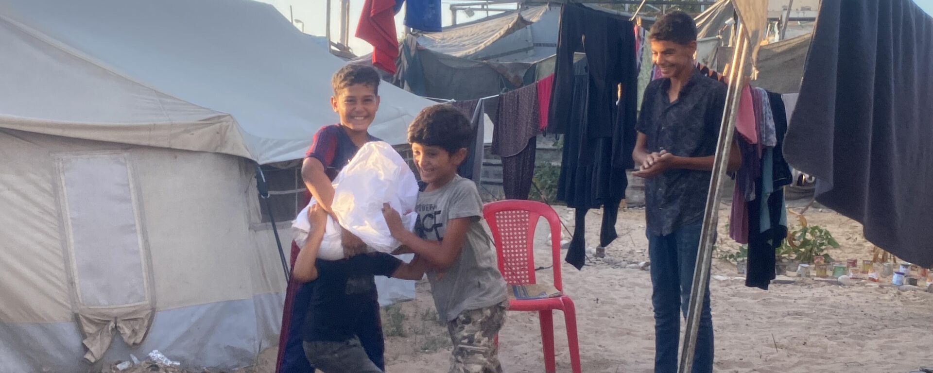 أطفال غزة يتحملون العمل الشاق في ظل التجويع والحرب   - سبوتنيك عربي, 1920, 23.10.2025