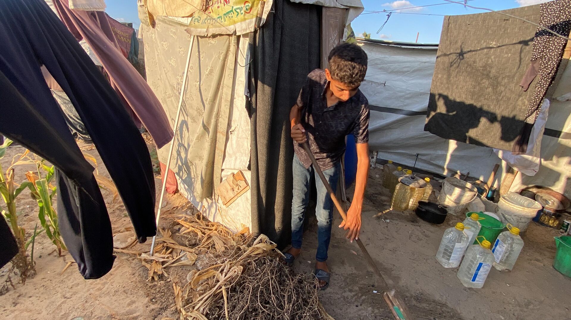 أطفال غزة يتحملون العمل الشاق في ظل التجويع والحرب   - سبوتنيك عربي, 1920, 18.08.2025