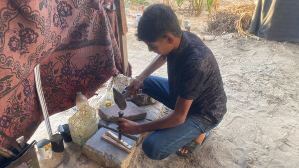 أطفال غزة يتحملون العمل الشاق في ظل التجويع والحرب   - سبوتنيك عربي