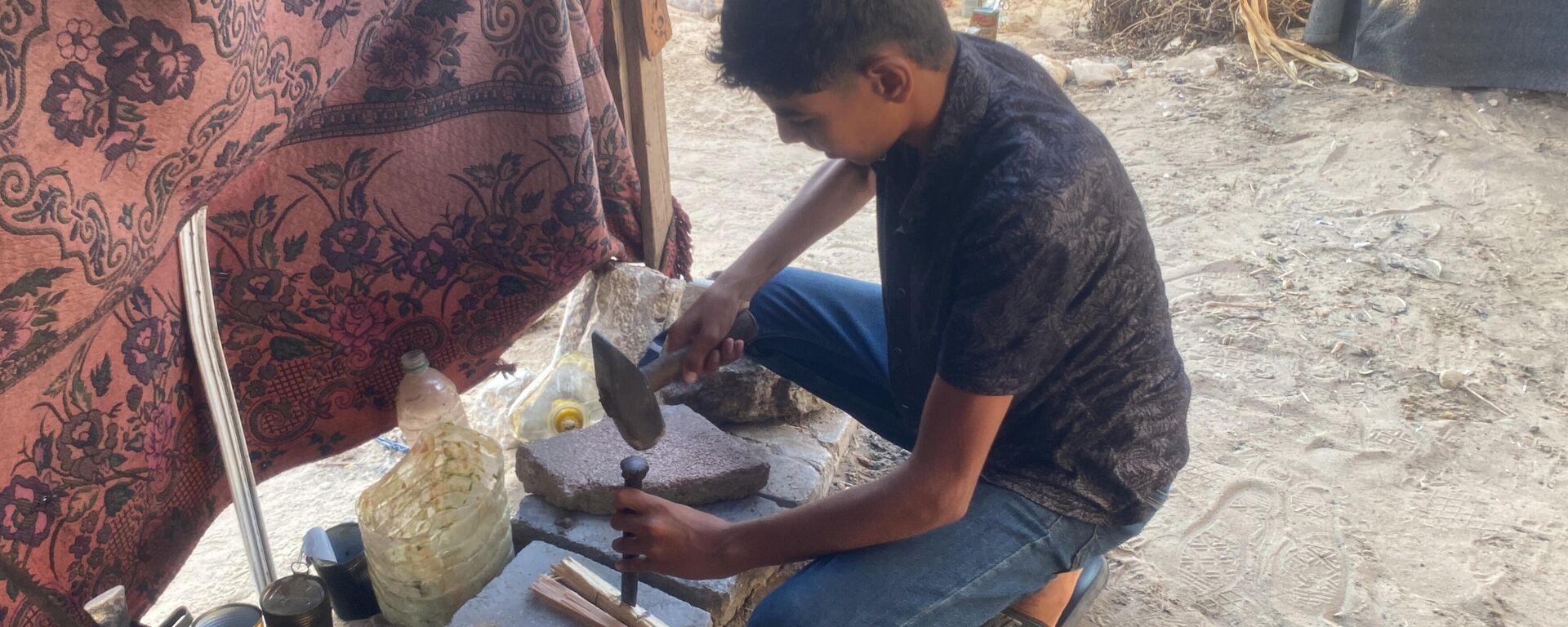 أطفال غزة يتحملون العمل الشاق في ظل التجويع والحرب   - سبوتنيك عربي, 1920, 18.08.2025