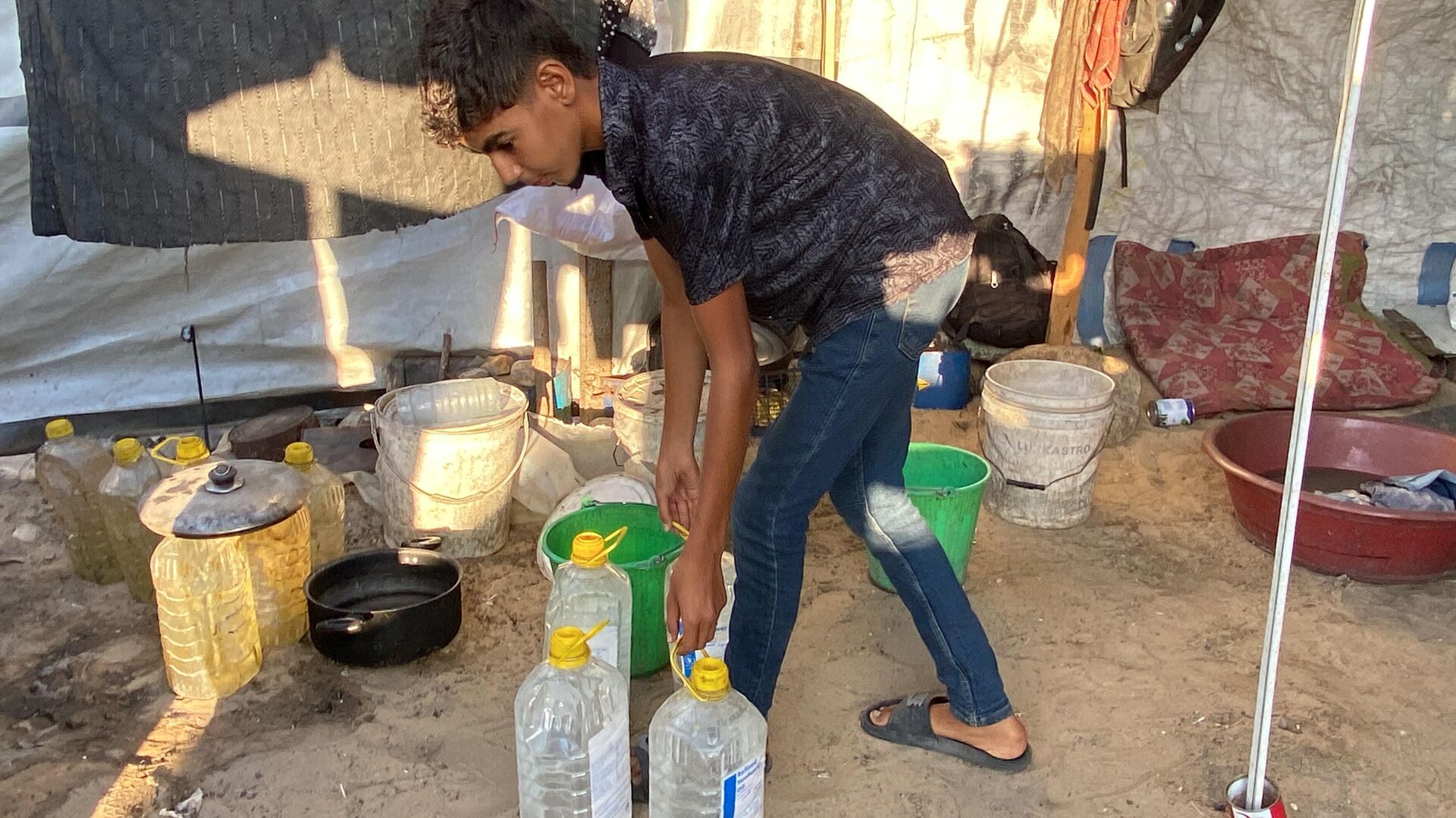 أطفال غزة يتحملون العمل الشاق في ظل التجويع والحرب   - سبوتنيك عربي, 1920, 18.08.2025