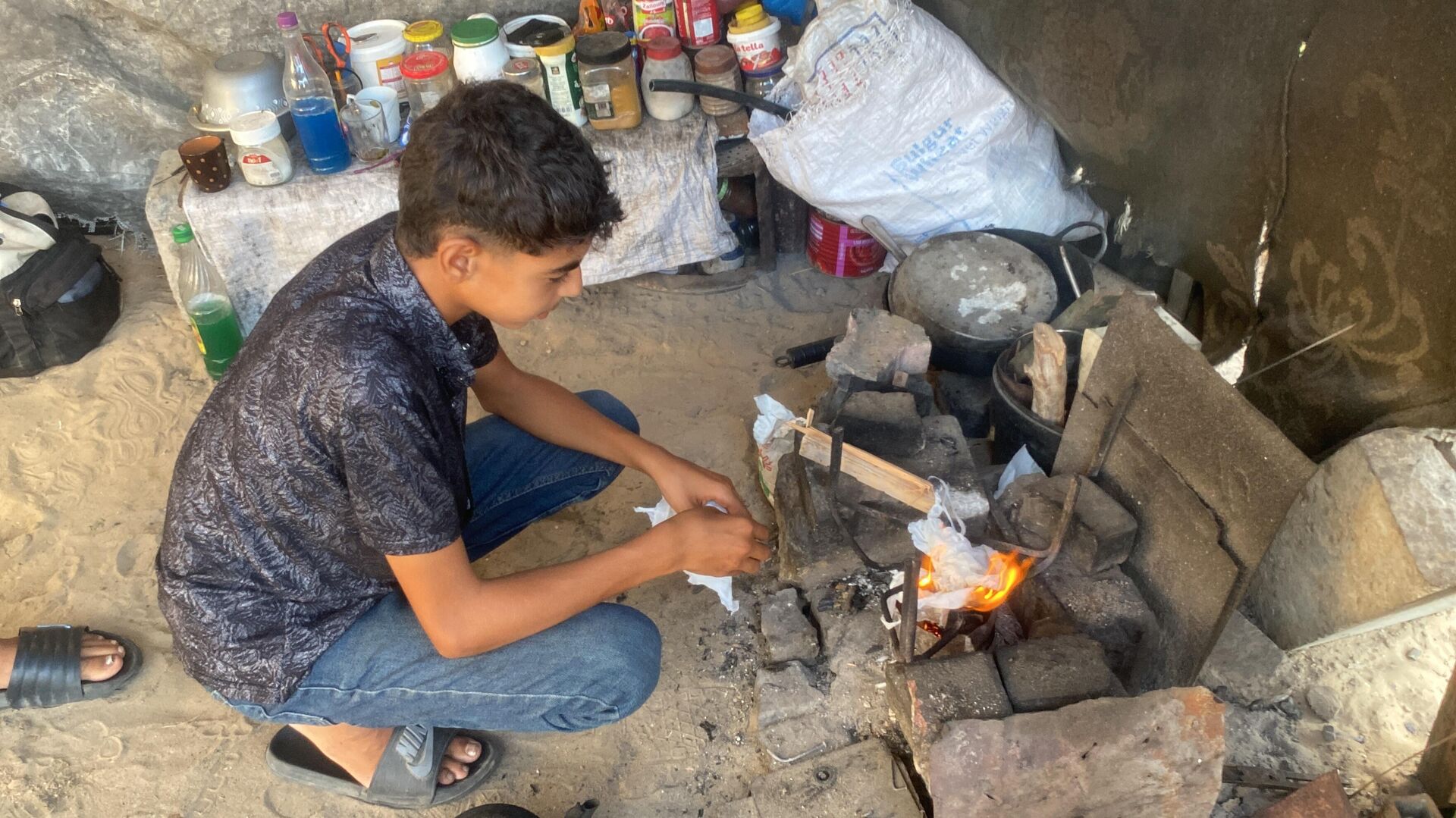 أطفال غزة يتحملون العمل الشاق في ظل التجويع والحرب   - سبوتنيك عربي, 1920, 18.08.2025