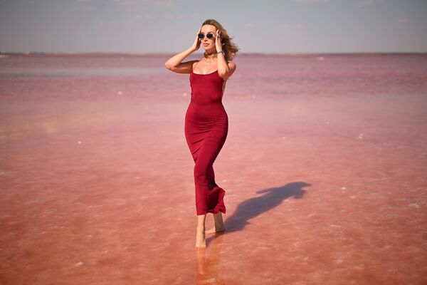 امرأة تلتقط صورة على بحيرة ساسيك سيفاش في شبه جزيرة القرم. - سبوتنيك عربي