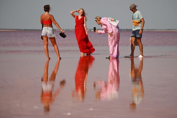 السياح على بحيرة ساسيك سيفاش في شبه جزيرة القرم. - سبوتنيك عربي