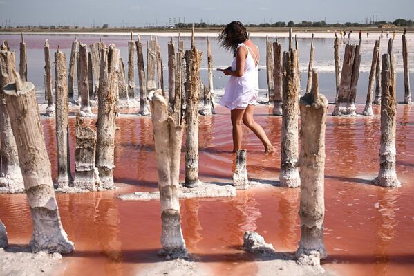 فتاة تتمشى على أطراف بحيرة ساسيك سيفاش.  - سبوتنيك عربي