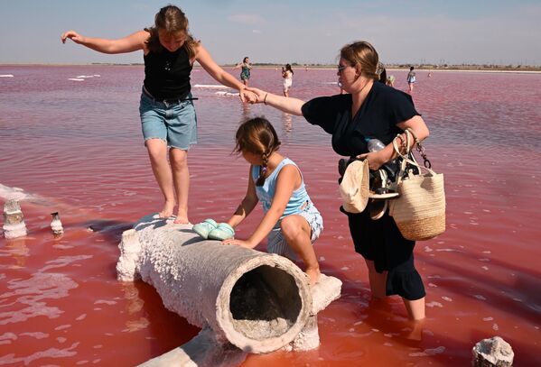 أطفال يلعبون في بحيرة ساسيك سيفاش.  - سبوتنيك عربي