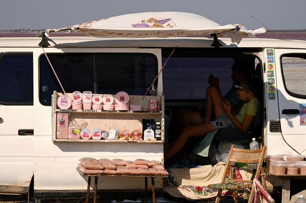 بيع الملح الوردي على بحيرة ساسيك سيفاش بالقرب من مدينة إيفباتوريا في شبه جزيرة القرم. - سبوتنيك عربي